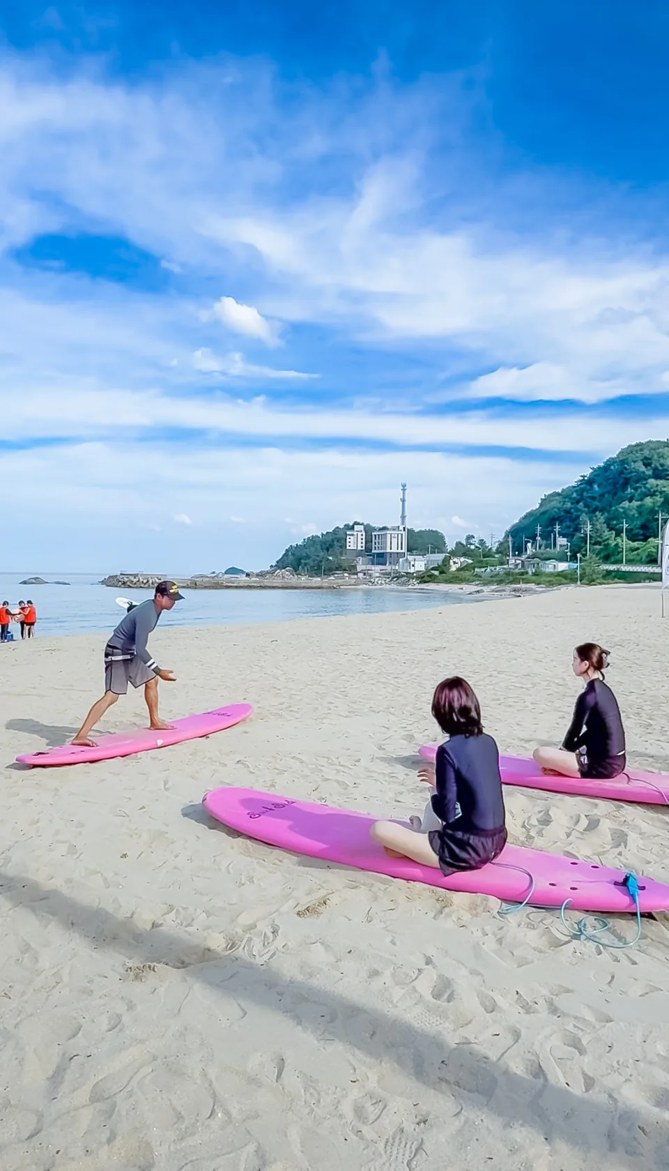 해변에서 강습을 준비하는 1박2일 패키지 참가자