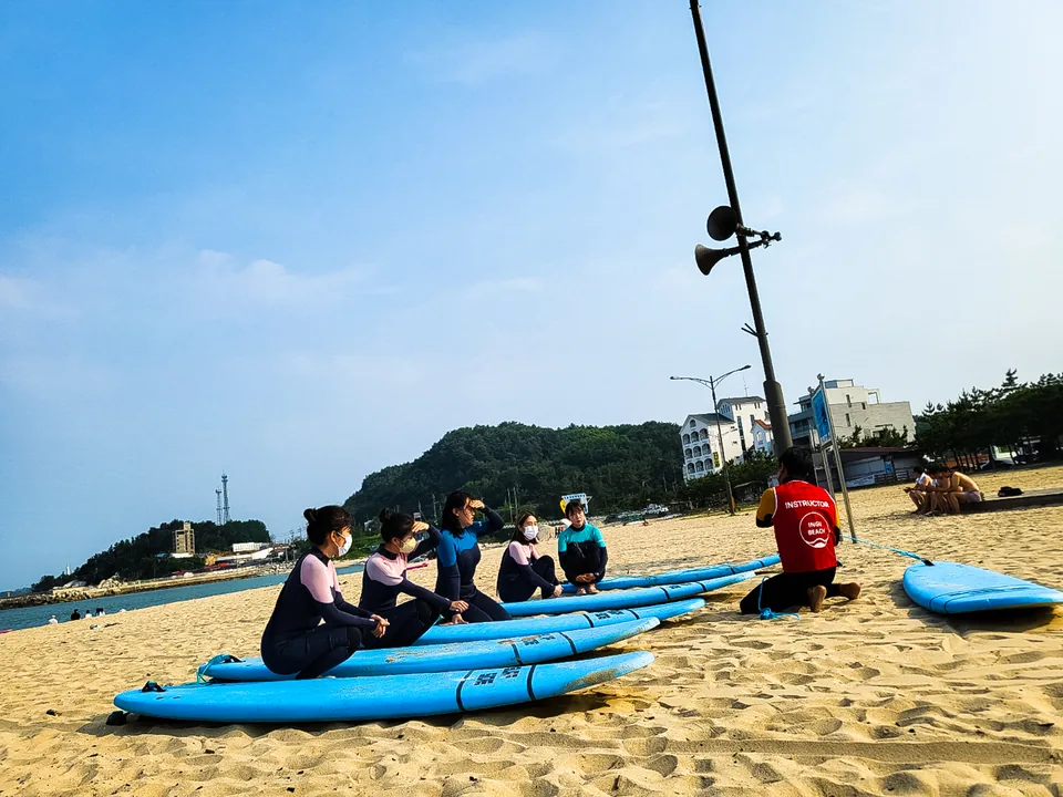인구해변 모래사장 서핑 강습 장면 2
