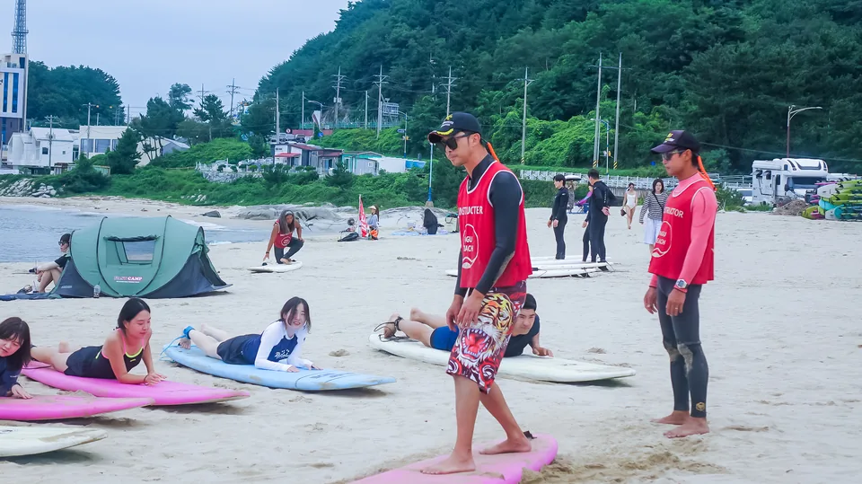 인구해변 모래사장 서핑 강습 장면 16