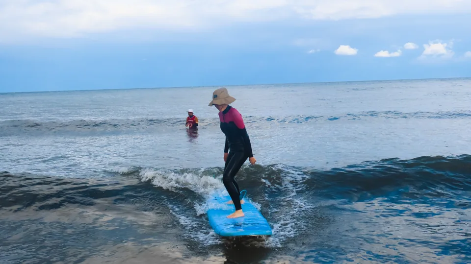 인구해변에서 처음 파도를 타 보는 수강생